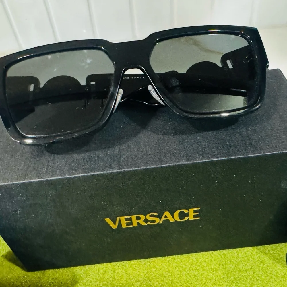 Versace Black Rectangular Sunglasses - Picture 4 of 11